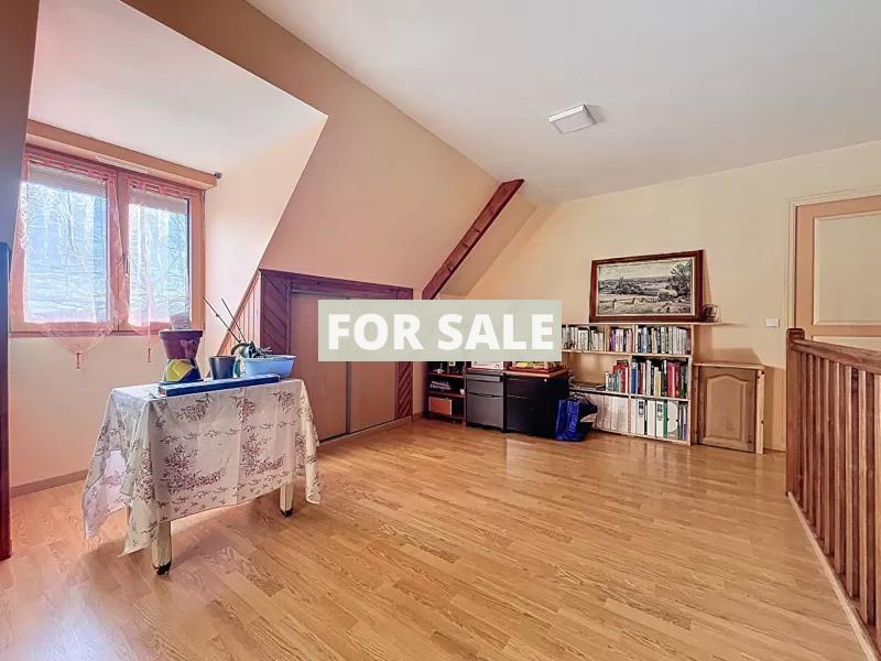 Detached House with Garden in Great Location