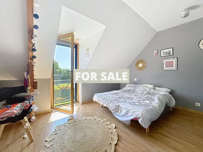 Contemporary Detached House with Landscaped Garden