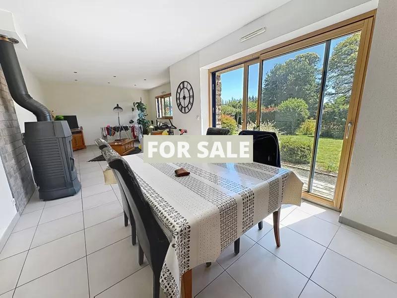 Contemporary Detached House with Landscaped Garden