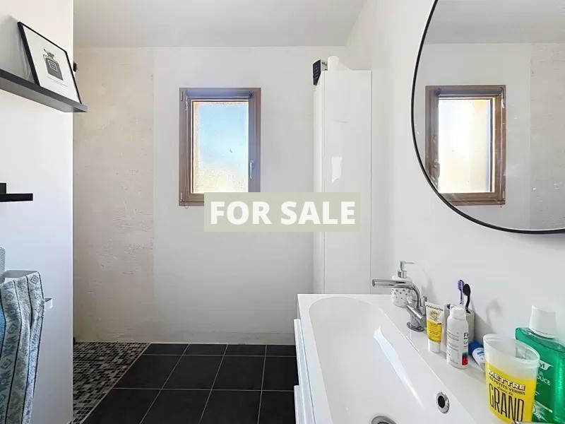 Contemporary Detached House with Landscaped Garden