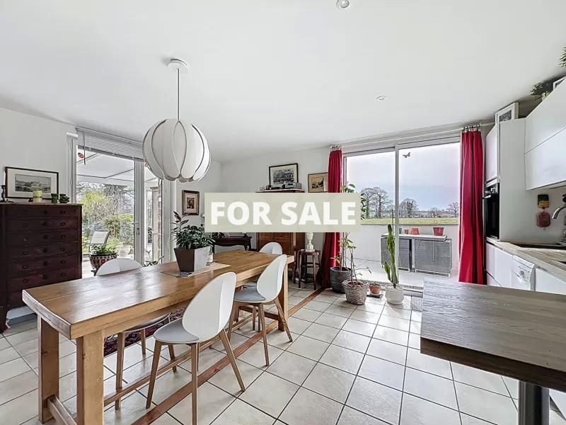 Detached Country House with Landscaped Garden