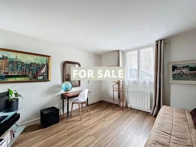 Detached Country House with Landscaped Garden