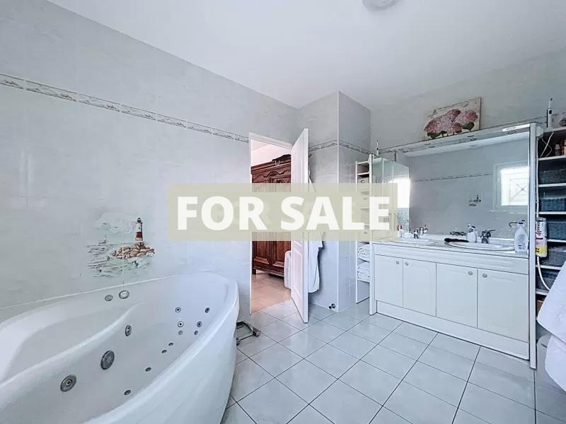 Detached House with Garden by the Coast