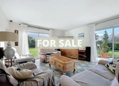 Detached House with Garden by the Coast