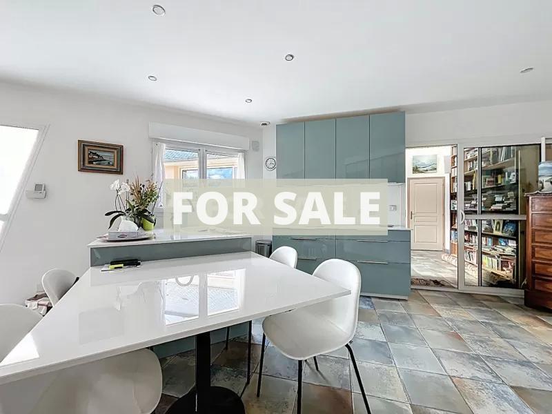 Detached House with Garden by the Coast