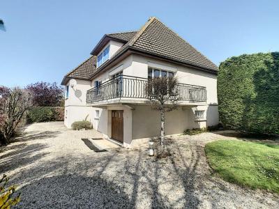 Detached House with Garden by the Coast