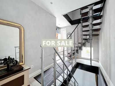 Town House with Neat Balcony Garden