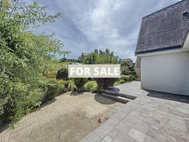 Detached Country House with Outbuilding