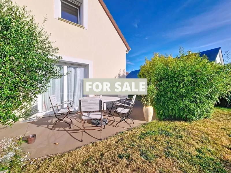 Modern Detached House with Garden