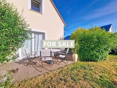 Modern Detached House with Garden