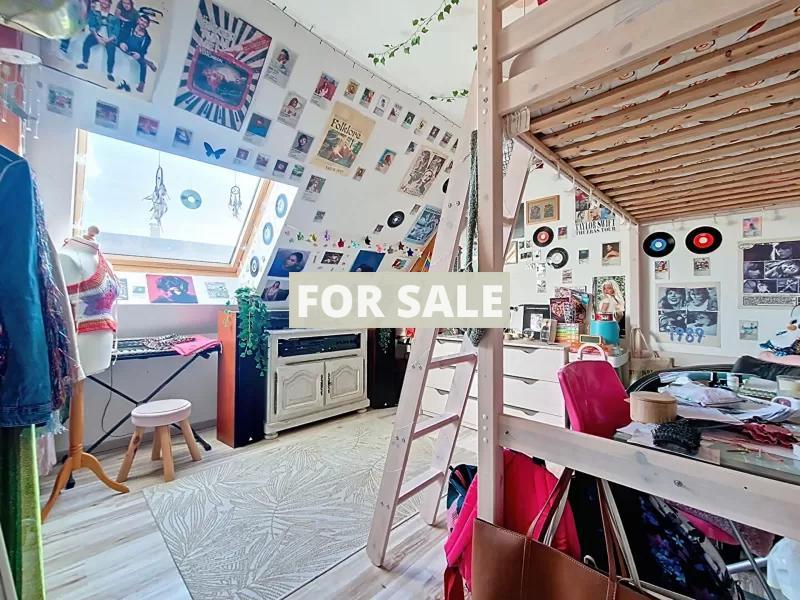 Modern Detached House with Garden