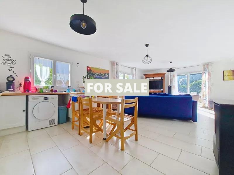 Modern Detached House with Garden