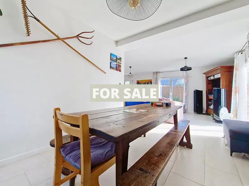 Modern Detached House with Garden