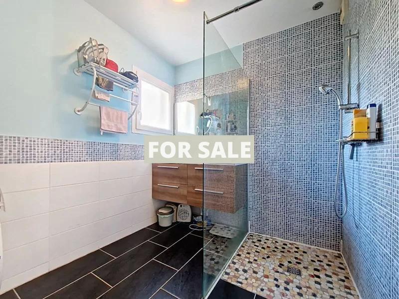 Modern Detached House with Garden