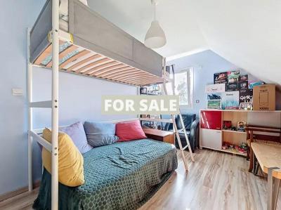 Modern Detached House with Garden