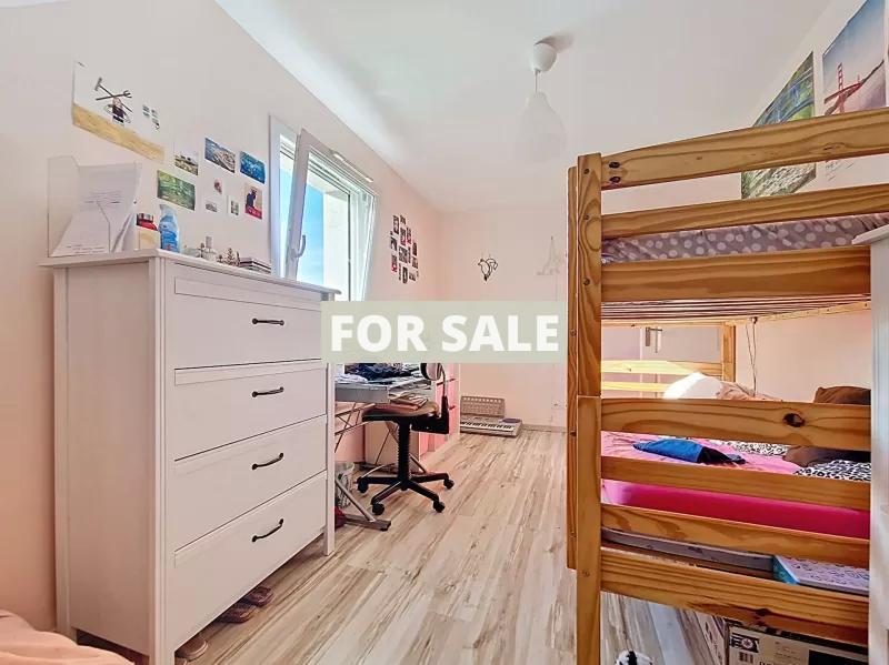 Modern Detached House with Garden