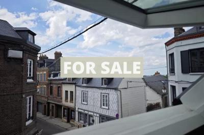 Building Including Apartment in Great Coastal Resort Location
