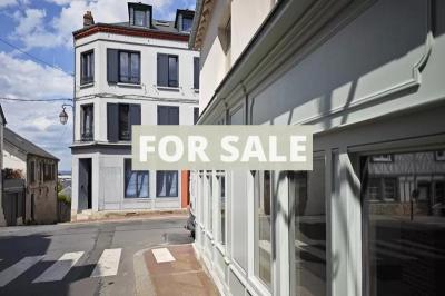 Building Including Apartment in Great Coastal Resort Location