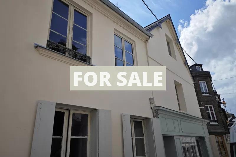 Building Including Apartment in Great Coastal Resort Location