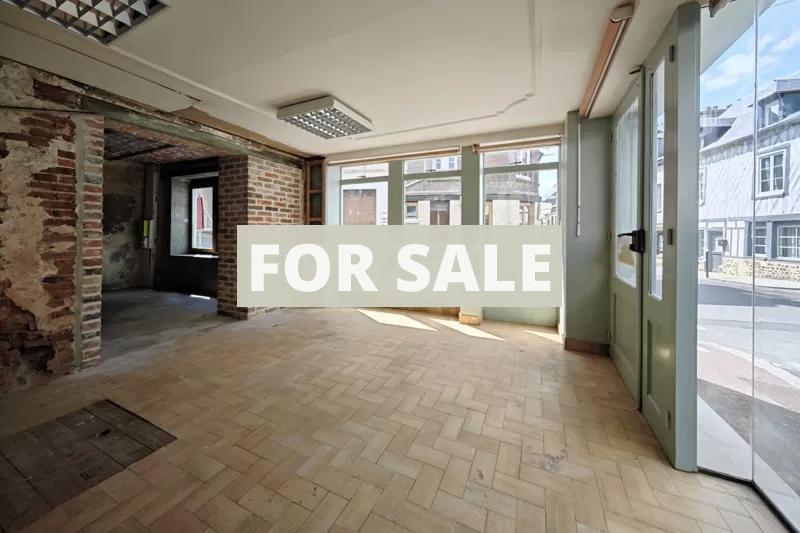 Building Including Apartment in Great Coastal Resort Location