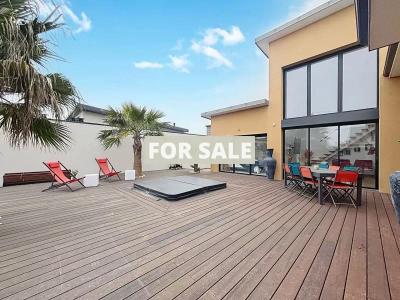 Detached House with Garden by the Coast