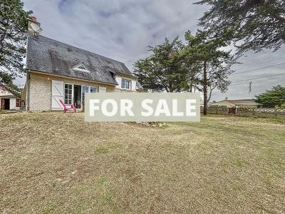 Detached Country House with Landscaped Garden