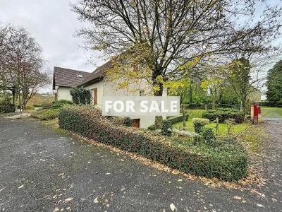 Detached House with Garden in Lovely Location