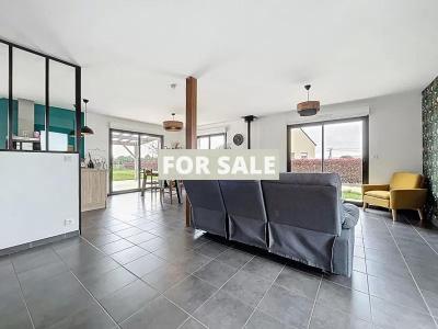 Detached Contemporary House with Garden