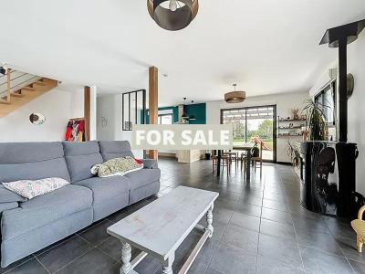 Detached Contemporary House with Garden