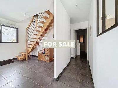 Detached Contemporary House with Garden
