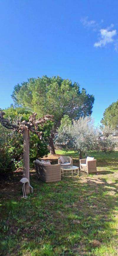 Detached Villa in Landscaped Garden with Garage