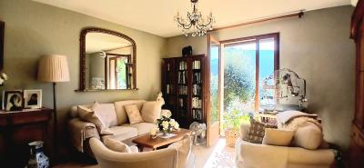 Detached Villa in Landscaped Garden with Garage