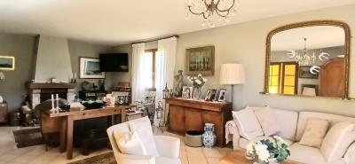 Detached Villa in Landscaped Garden with Garage