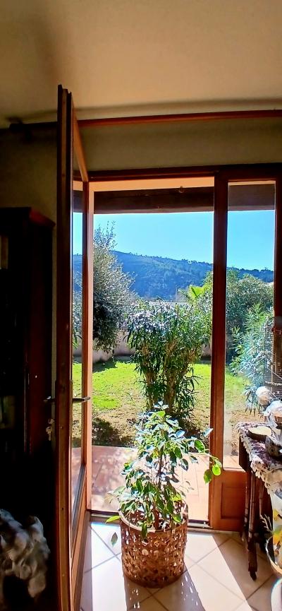 Detached Villa in Landscaped Garden with Garage