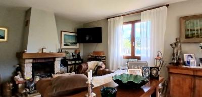 Detached Villa in Landscaped Garden with Garage