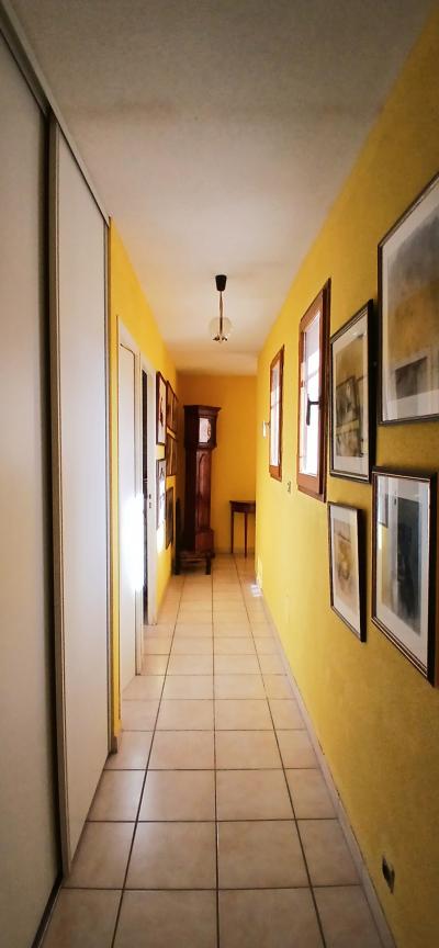 Detached Villa in Landscaped Garden with Garage