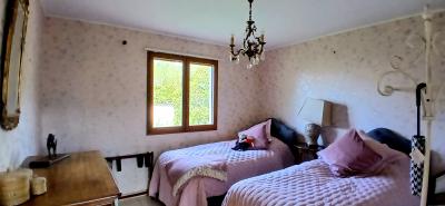 Detached Villa in Landscaped Garden with Garage