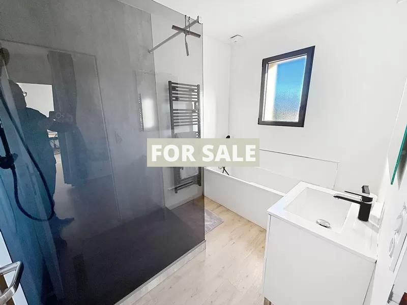 Stunning Contemporary House by the Coast