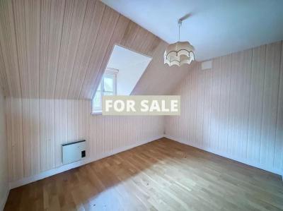 Detached Country House with Landscaped Garden