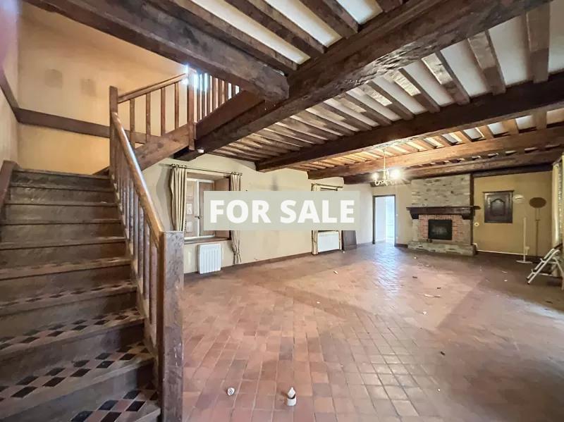 Detached Country House with Landscaped Garden