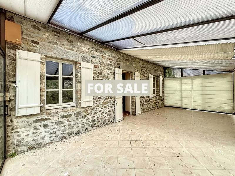 Detached Country House with Landscaped Garden