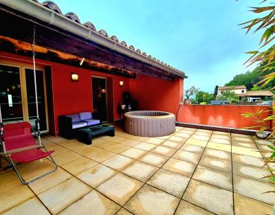 Spacious Renovated House, Large Garage And Terrace