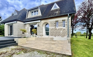 Belle Maison A Vendre A Sees, Avec 8 Hectares D\'herbage Attenant Et Clos.