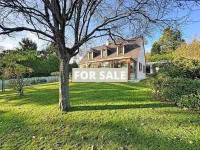 Detached Country House with Landscaped Garden