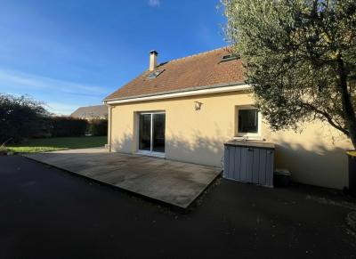 Detached House with Garden Close to the Coast