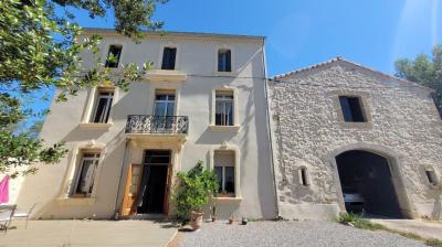Superb Town House With 300 M2 Of Living Space With Its Former Wine Storehouse, Garden And Swimming P