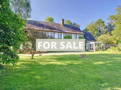 Detached Country House with Landscaped Garden