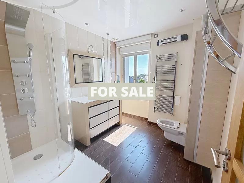 Coastal House with Swimming Pool