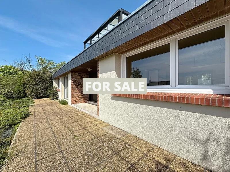Detached House with Garden by the Coast
