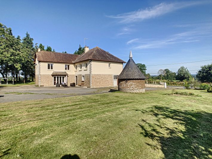 Main Photo of a 7 bedroom  Country House for sale